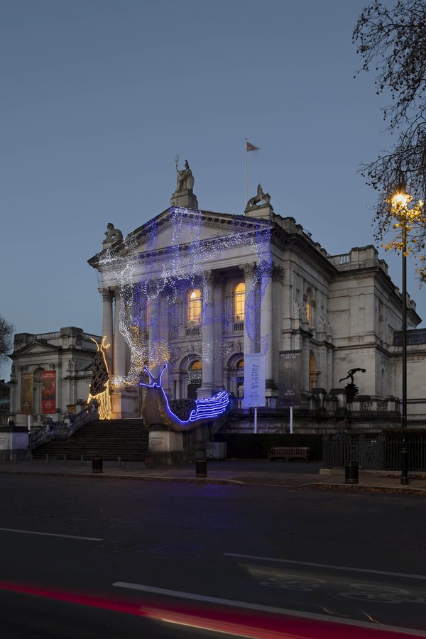 Giant Leopard Slugs Invaded the Tate Britain Famous Art Gallery
